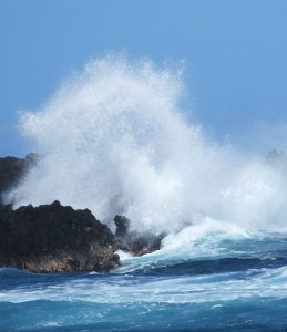 岩頭に砕ける波しぶき（ハワイ）（写真）：無常の流れ